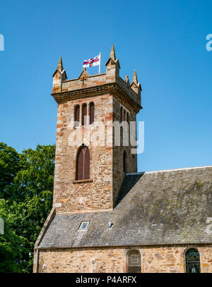 Dirleton Parish Church quadratischer Glockenturm mit RNLI-Flagge, East Lothian, Schottland, Großbritannien Stockfoto