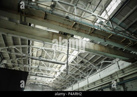 Anschlagketten haken Kran in der Montagehalle. Stockfoto