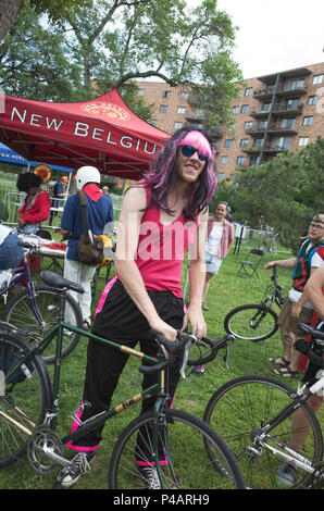 Mann mit Rosa und schwarze Perücke mit Bangs ist bereit für die Fahrt mit dem Fahrrad durch die Innenstadt von Minneapolis. Minneapolis Minnesota MN USA Stockfoto