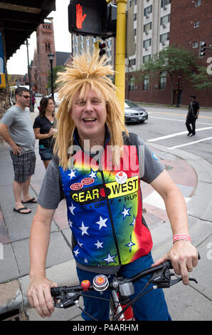 Mann mit blonden Perücke ährentragend & Westen Weste bereit sein Fahrrad in der Tour de Fett Fahrrad Parade durch die Innenstadt von Minneapolis Minnesota MN USA zu fahren Stockfoto