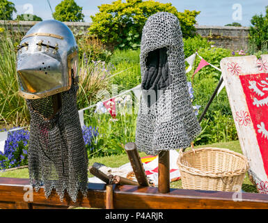 Mittelalterliche Helm und Kettenhemd Hauben, Entertainment Requisiten, dirleton Castle, East Lothian, Schottland, Großbritannien Stockfoto