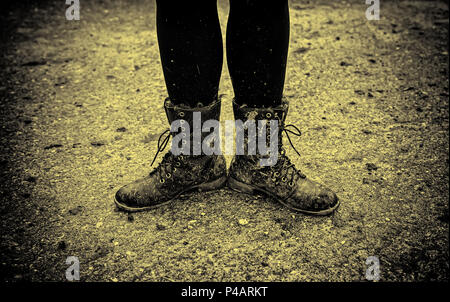 Frauen Stiefel im Schlamm, Detail der schmutzigen Stiefel und schlammig, Spaziergang Stockfoto