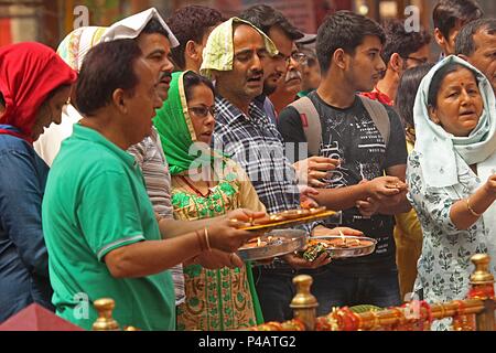 Srinagar, Indien. 20 Juni, 2018. Anhänger zusammen zu beten während der jährlichen Hindu Festival am Kheer Bhawani Tempel am Tullamulla Ganderbal, etwa 28 Kilometer von Srinagar im Sommer, die Hauptstadt der indischen Teil Kaschmirs am 20. Juni 2018 geregelt. Tausende von Gläubigen an Kheer Bhawani Tempel versammelt für das jährliche Festival der Zeshta Ashtami. Credit: Faisal Khan/Pacific Press/Alamy leben Nachrichten Stockfoto