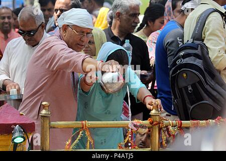 Srinagar, Indien. 20 Juni, 2018. Anhänger zusammen zu beten während der jährlichen Hindu Festival am Kheer Bhawani Tempel am Tullamulla Ganderbal, etwa 28 Kilometer von Srinagar im Sommer, die Hauptstadt der indischen Teil Kaschmirs am 20. Juni 2018 geregelt. Tausende von Gläubigen an Kheer Bhawani Tempel versammelt für das jährliche Festival der Zeshta Ashtami. Credit: Faisal Khan/Pacific Press/Alamy leben Nachrichten Stockfoto