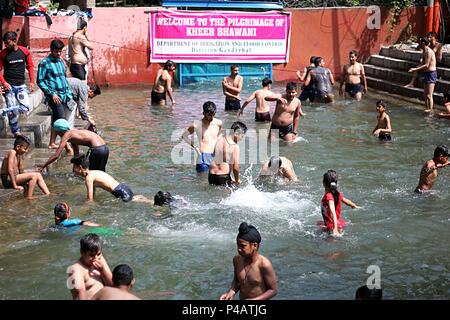 Srinagar, Indien. 20 Juni, 2018. Kinder laben sich im Teich während der jährlichen Hindu Festival am Kheer Bhawani Tempel am Tullamulla Ganderbal, etwa 28 Kilometer von Srinagar im Sommer, die Hauptstadt der indischen Teil Kaschmirs am 20. Juni 2018 geregelt. Tausende von Gläubigen an Kheer Bhawani Tempel versammelt für das jährliche Festival der Zeshta Ashtami. Credit: Faisal Khan/Pacific Press/Alamy leben Nachrichten Stockfoto