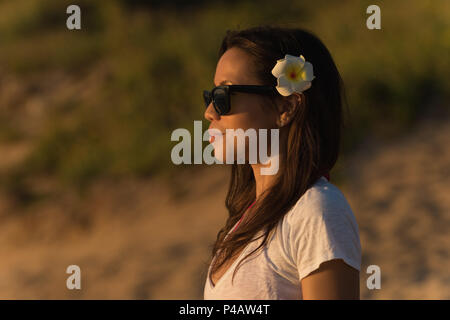 Frau am Strand bei Sonnenuntergang Stockfoto