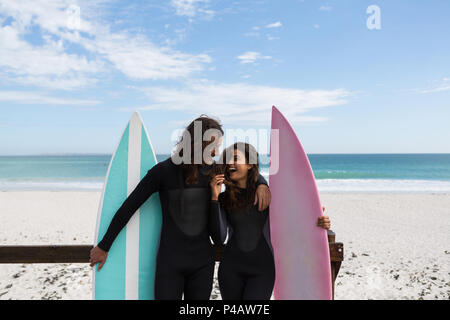 Surfer Paar stehend mit Surfbrett in den Strand Stockfoto