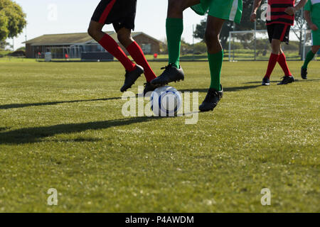 Spieler spielt Fußball Fußball Spiel Stockfoto