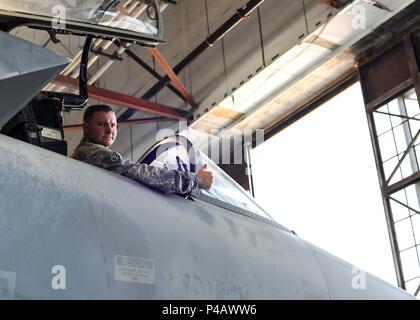 Staff Sgt. Matthäus Carraway, 362 Training Squadron F-15 Crew Chief Lehrling Kursleiter, posiert für ein Bild, während im Cockpit einer F-15 Eagle trainer Jet in Sheppard Air Force Base, Texas, Juni 5, 2018, 5. Juni 2018. Carraway graduierte vor kurzem seine eigene Klasse, die er 'most fotogen Klasse" der 362 TRS betitelt. (U.S. Ari Kraft Foto von Airman 1st Class Pedro Tenorio). () Stockfoto