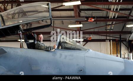 Staff Sgt. Matthew Carraway, 362nd Training Squadron F-15 crew chief apprentice course instructor, poses for a picture while in the cockpit of a F-15 Eagle trainer jet at Sheppard Air Force Base, Texas, June 5, 2018, June 5, 2018. Carraway recently graduated his own class, who he dubbed the 'most photogenic class' of the 362nd TRS. (U.S. Ari Force photo by Airman 1st Class Pedro Tenorio). () Stockfoto