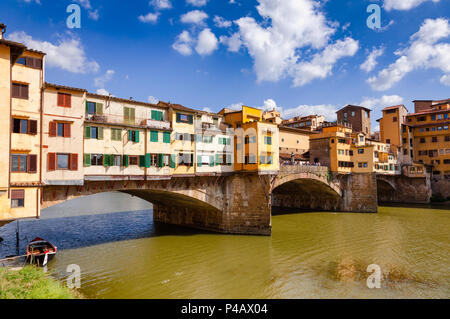 Malerische Ponte Vecchio (Alte Brücke) Mittelalterliche geschlossen - brüstungs segmentale Brücke über den Fluss Arno, eine beliebte Touristenattraktion von Florenz, Tusca Stockfoto