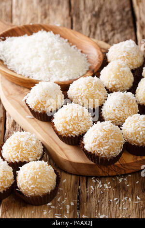 Leckere Kokosnuss Küsse (beijinhos de Coco oder branquinhos) - Festliche brasilianische Spezialitäten close-up auf dem Tisch. Vertikale Stockfoto