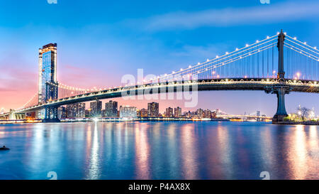 Manhattan Bridge Panorama in der Morgendämmerung
