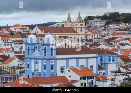 Portugal, Azoren, auf der Insel Terceira, Angra do Heroismo, erhöhte die Stadt mit Igreja da Misericordia und Santissimo Salvador da Se Kirchen Stockfoto