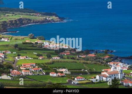 Portugal, Azoren, Faial Island, Praia do Almoxarife, erhöhte die Stadt mit Kirche Stockfoto