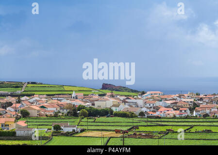 Portugal, Azoren, auf der Insel Terceira, Sao Sebastiao, erhöhten Blick auf die Stadt. Stockfoto