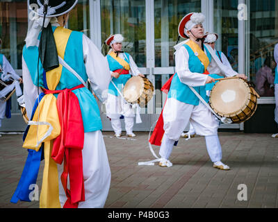 Moskau, Russland, 12. Juli 2018: Traditionelle koreanische Musikinstrumente. Eine Gruppe von Musikern und Tänzern in hellen Farben führen traditionelle Ko Stockfoto