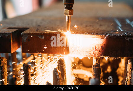 Sauerstoff Brenner schneidet Stahlblech. CNC-Brennschneiden Maschine. Helle Funken Stockfoto