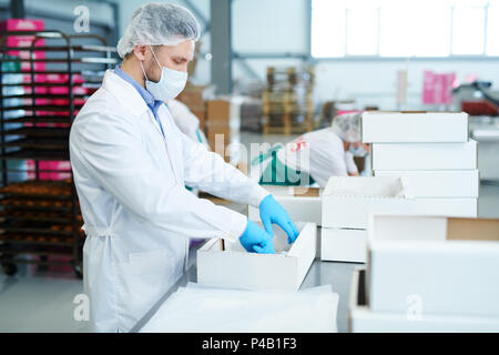 Süßwarenfabrik Mitarbeiter Vorbereitung leere Box Stockfoto