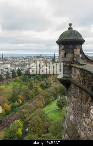 Blick auf die Princes Street und die Gärten von den Wällen des Edinburgh Castle, Schottland Stockfoto
