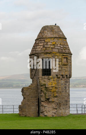 Der runde Turm von Newark Castle durch die Clyde in Port Glasgow, Schottland Stockfoto