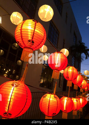 Papier Laternen leuchten in der Dämmerung über Restaurant Terrasse in Miami, Florida. Stockfoto