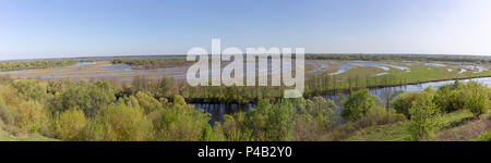 Antenne Landschaft panorama Blick auf Desna River mit überfluteten Wiesen und Felder. Blick vom hohen Ufer auf der jährlichen Frühjahrstagung Überlauf. Novgorod-Siversky, Ukraine. Stockfoto