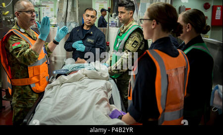 160624-N-QW 941-210 PHILIPPINEN MEER (24. Juni 2016) Kapitän William bieten (links), von der australischen Armee, ein Eingeborener von Cairns, Australien, beauftragt Personal während einer Messe Unfallversicherung bohren an Bord Hospital Ship USNS Mercy (T-AH 19). Zur Unterstützung der pazifischen Partnerschaft 2016, Medizintechnik, Maschinenbau und verschiedenen anderen eingesetzten Personals an Bord barmherzigkeit begonnen Arbeiten Seite an Seite mit Partner nation Gegenstücken, den Austausch von Ideen, Best Practices und Beziehungen, um sicherzustellen, dass Vorsorge Katastrophe sollte. (U.S. Marine Foto von Mass Communication Specialist 3. Klasse Trevor Kohlrus/Freigegeben) Stockfoto