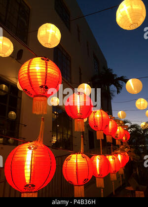 Papier Laternen leuchten in der Dämmerung über Restaurant Terrasse in Miami, Florida. Stockfoto
