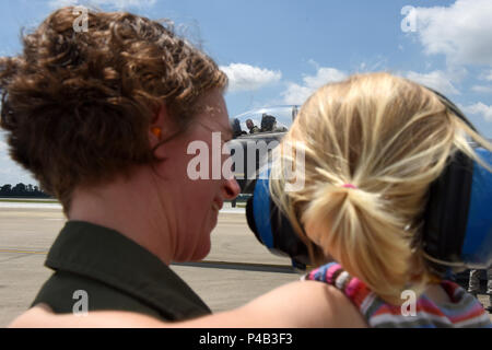 Oberstleutnant Tracy Schmidt, 4 Operations Group Executive Officer, und ihre Tochter, Ehemann und Vater Oberstleutnant Eric Schmidt, 334 Fighter Squadron Director of Operations, nach seinem abschließenden F-15E Strike Eagle Flug Juni 17, 2016, bei Seymour Johnson Air Force Base, North Carolina. Während seiner letzten Flug, Schmidt übertroffen 3.000 Stunden im Flugzeug, einen begehrten Meilenstein nach Ansicht vieler in der Strike Eagle Gemeinschaft. (U.S. Air Force Foto/Tech. Sgt. Chuck Broadway) Stockfoto