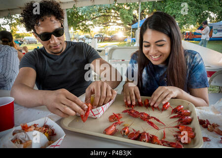 College alter spanischer Paar Picknick im Freien auf Meeresfrüchte und Spaß haben Sie vermasseln, Miami, Florida Stockfoto