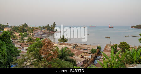 Blick über die Slums von Freetown am Meer, wo die armen Bewohner der Afrikanischen Hauptstadt leben mit Schiffe und Boote in der Bucht, Sierra Leone, Afr Stockfoto