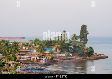 Blick über die Slums von Freetown am Meer, wo die armen Bewohner der Afrikanischen Hauptstadt leben, Sierra Leone, Afrika. Stockfoto