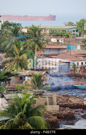 Blick über die Slums von Freetown am Meer, wo die armen Bewohner der Afrikanischen Hauptstadt leben, Sierra Leone, Afrika. Stockfoto