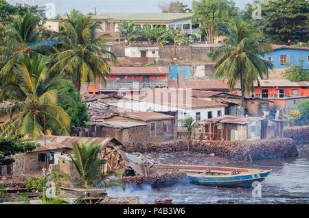 Blick über die Slums von Freetown am Meer, wo die armen Bewohner der Afrikanischen Hauptstadt leben, Sierra Leone, Afrika. Stockfoto