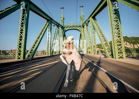 Frau in Budapest reisen Stockfoto