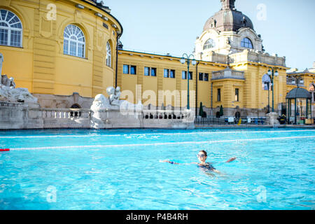 Frau entspannen Thermalbäder in Budapest Stockfoto