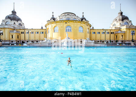 Frau entspannen Thermalbäder in Budapest Stockfoto