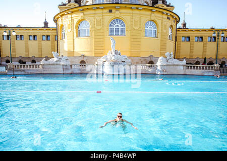 Frau entspannen Thermalbäder in Budapest Stockfoto
