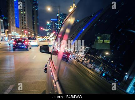 Erkunden Sie die Stadt bei Nacht. Spät abends mit dem Auto in der Innenstadt. Stockfoto