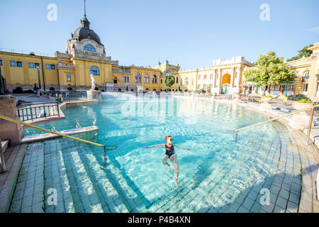 Frau entspannen Thermalbäder in Budapest Stockfoto