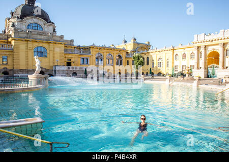 Frau entspannen Thermalbäder in Budapest Stockfoto