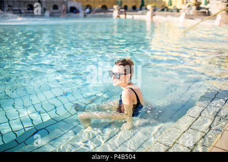 Frau entspannen Thermalbäder in Budapest Stockfoto