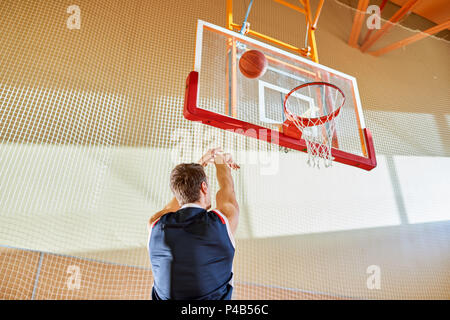 Anonyme Basketballspieler wirft Ball Stockfoto