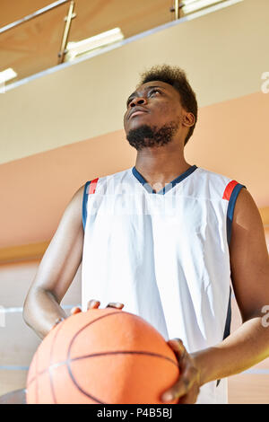 Ernsthafte Sportler mit Basketball Ball Stockfoto