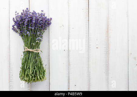 Lavendel Blumen Blumenstrauß auf weißem Holzbohlen Stockfoto
