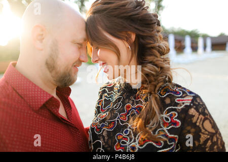 Mann das Tragen der roten Hemd und umarmt Frau. Stockfoto