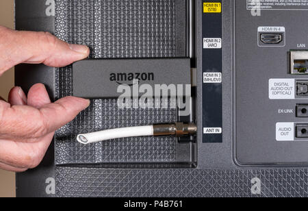 Ältere Menschen Hand einfügen Amazon Feuer-TV Gerät Stockfoto