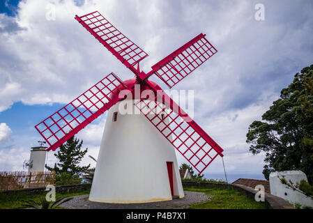 Portugal, Azoren, Sao Miguel, Pico Vermelho, Moinho do Pico Vermelho, traditionelle Windmühle Stockfoto