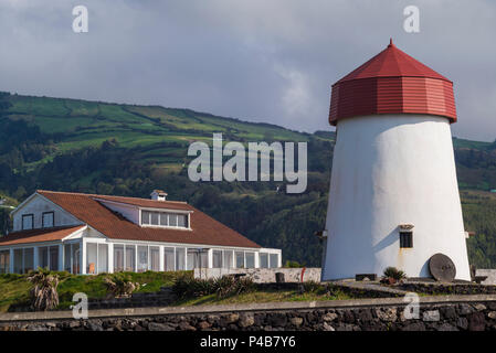 Portugal, Azoren, Sao Miguel Island, Mosteiros, alte traditionelle Windmühle Stockfoto